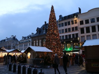 Situé sur le parvis de la cathédrale de Rouen, le marché de Noël dispose lui aussi de décorations lumineuses festives comme son grand sapin. Il a été installé entre les chalets du marché de Noël.