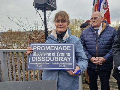 Annick Odru est la fille de Madeleine Dissoubray et nièce d'Yvonne Dissoubray, deux Résistantes à Rouen pendant la seconde Guerre mondiale. Une plaque commémorative a été créée pour leur rendre hommage.