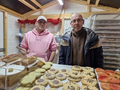 Les frêres Bobet vendent des cakes, des cookies et des sablés bretons sur le marché de Noël. - Julien Rojo