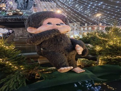 Un Kiki géant attire l'attention des passants sur le marché de Noël. - Julien Rojo