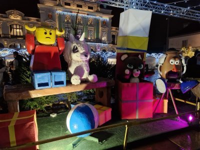 Lego, Monsieur Patate, de nombreux jouets géants peuplent la place De Gaulle. - Julien Rojo