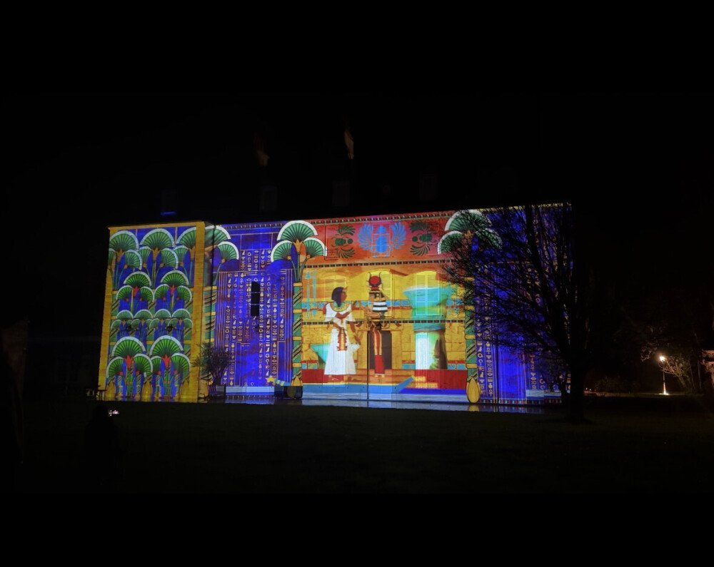 "L'Odyss&eacute;e du Bois Roger", un voyage immersif sur les fa&ccedil;ades de la majestueuse demeure o&ugrave; cigognes, dunes, oc&eacute;ans font r&ecirc;ver les spectateurs.