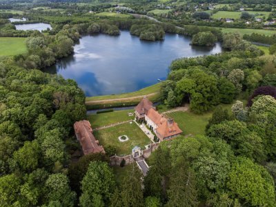 "L'Odyssée du Bois Roger", un voyage immersif sur les façades de la majestueuse demeure où cigognes, dunes, océans font rêver les spectateurs. - Domaine de Bois Roger