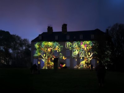 "L'Odyss&eacute;e du Bois Roger", un voyage immersif sur les fa&ccedil;ades de la majestueuse demeure
o&ugrave; cigognes, dunes, oc&eacute;ans font r&ecirc;ver les spectateurs. - Laura Grandin