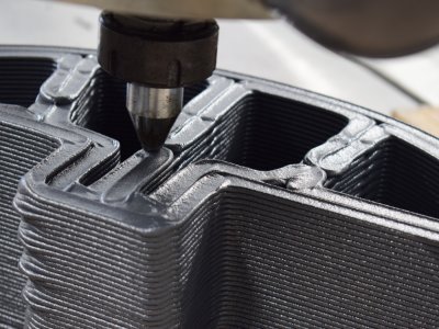 La matière qui sort de la machine est du thermoplastique, qui peut être chauffé et ainsi être utilisé pour fabriquer des moules. - Safran Nacelles