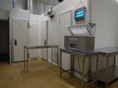 Deux saurisseurs travaillent la partie fumage et salage du poisson. - Julien Rojo