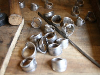 Olivia Lapourré crée des bijoux à partir de couverts. - Justine Carrère