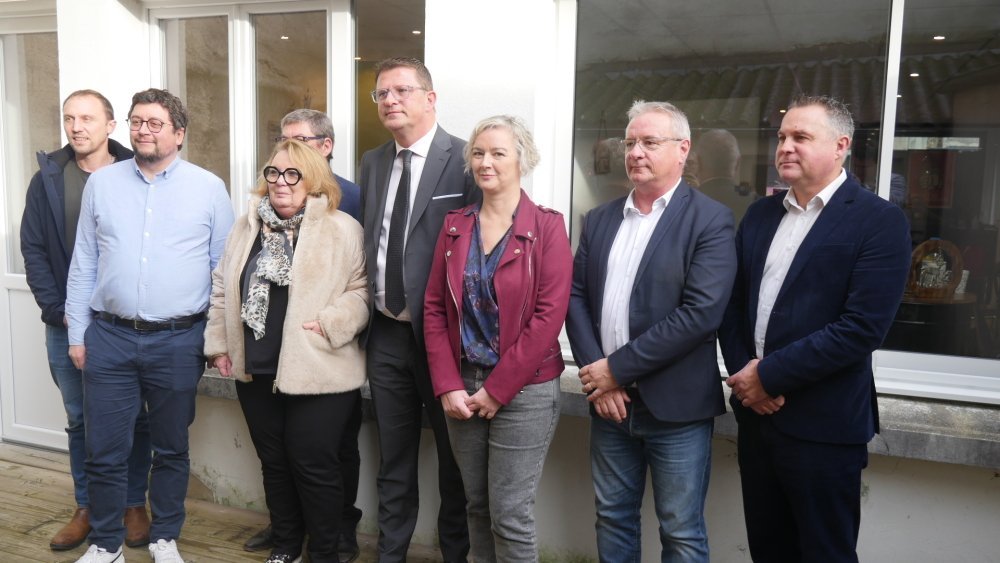 Beno&icirc;t Arriv&eacute; &eacute;tait entour&eacute; de ses adjoints et des maires d&eacute;l&eacute;gu&eacute;s de Cherbourg-en-Cotentin.