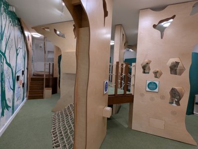 Les petits peuvent sauter, grimper et se cacher dans l'espace dédié aux animaux de la forêt. - Célia Caradec