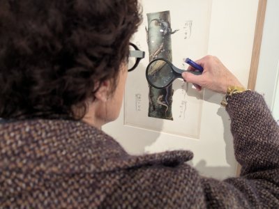 Dans plusieurs salles, des loupes ou jumelles permettent de mieux apprécier les collections. - Célia Caradec