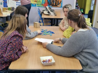 Une douzaine de joueurs, dans deux équipes, peuvent participer à l'escape game. - Julien Rojo