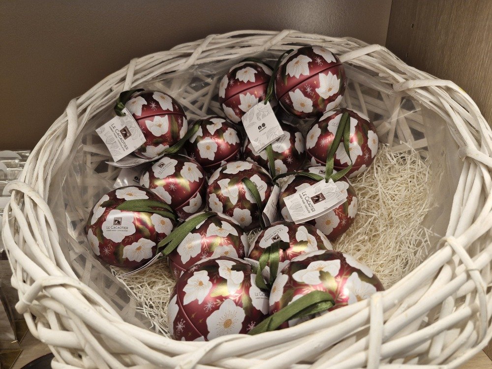 Pour No&euml;l, le Cacaotier propose des boules de No&euml;l garnies de chocolat.