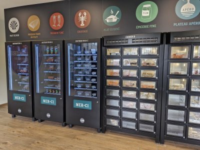 Les plats ou les morceaux de poisson, fruits de mer, crevette, huîtres… sont dans des casiers ou des distributeurs. - Thibault Lecoq