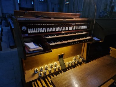 La console de l'orgue est également endommagée. Elle menace de s'enflammer. - Julien Rojo