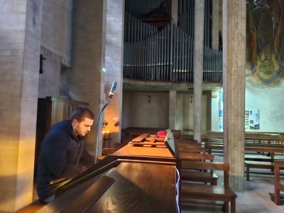 Guillaume Lechevallier-Boissel devant l'orgue de Valognes. - Julien Rojo