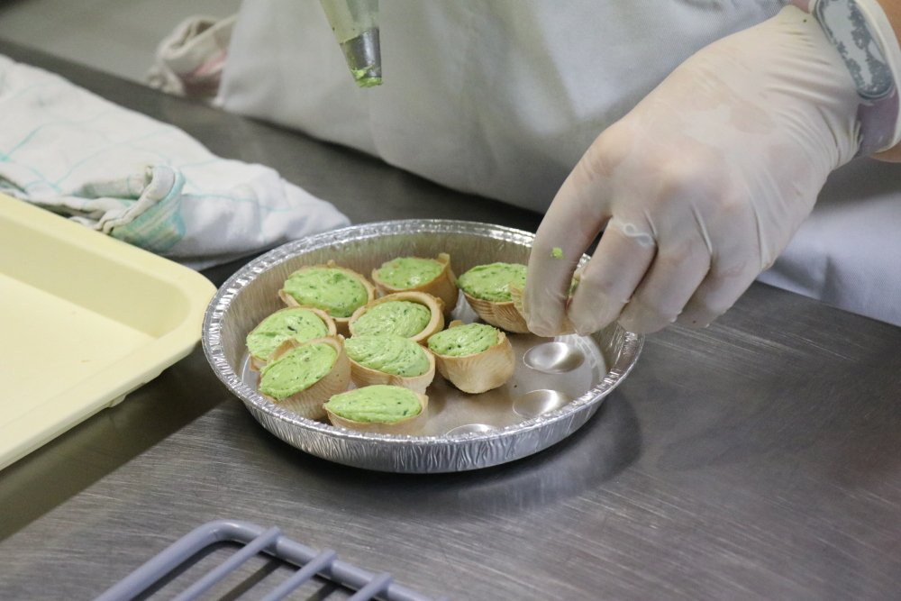 Vous connaissez l'escargot en coquille, voici la version en croquille. Cette gaufrette au go&ucirc;t assez neutre fait ressortir celui de l'animal. Cette option, qui se mange fa&ccedil;on bouch&eacute;e, est id&eacute;ale pour un ap&eacute;ritif ou une entr&eacute;e.