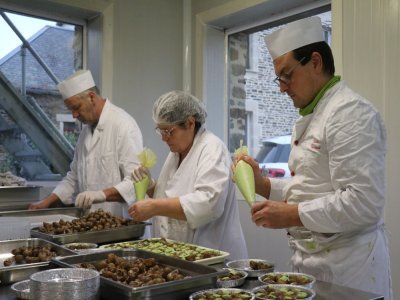 Le patron, au fond, a besoin d'embaucher cinq saisonniers pour assurer le rythme, de septembre jusqu'&agrave; fin d&eacute;cembre. Un besoin ponctuel justifi&eacute; par l'activit&eacute; des f&ecirc;tes et "le travail de produits frais".