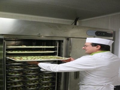 Chaque jour, l'&eacute;quipe en cuisine pr&eacute;pare environ 500 douzaines d'escargots. Cette ann&eacute;e, Christine Wissler et Jean-Fran&ccedil;ois Zygmaniak ont ramass&eacute; aux alentours de 8 tonnes de gros gris. Et tous trouveront des acheteurs !