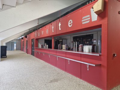 Une nouvelle buvette a &eacute;t&eacute; cr&eacute;&eacute;e au sein du stade Diochon du Petit-Quevilly apr&egrave;s les travaux. - Justine Carr&egrave;re