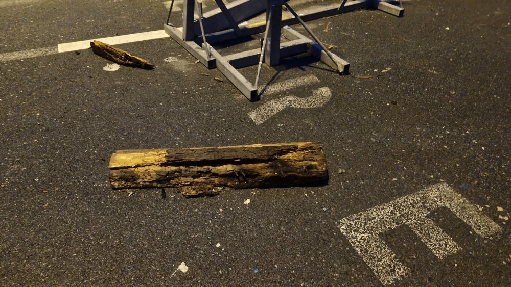 Quelques b&ucirc;ches t&eacute;moignaient encore de la violence des flammes.