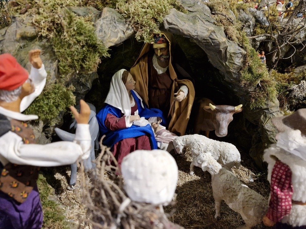 Les sc&egrave;nes repr&eacute;sentant la nativit&eacute;, au c&oelig;ur de la cr&egrave;che, sont tr&egrave;s nombreuses dans le mus&eacute;e. Si celle-ci est tr&egrave;s classique, Gilles Belugou pr&eacute;sente aussi des variantes originales venues des quatre coins du globe.