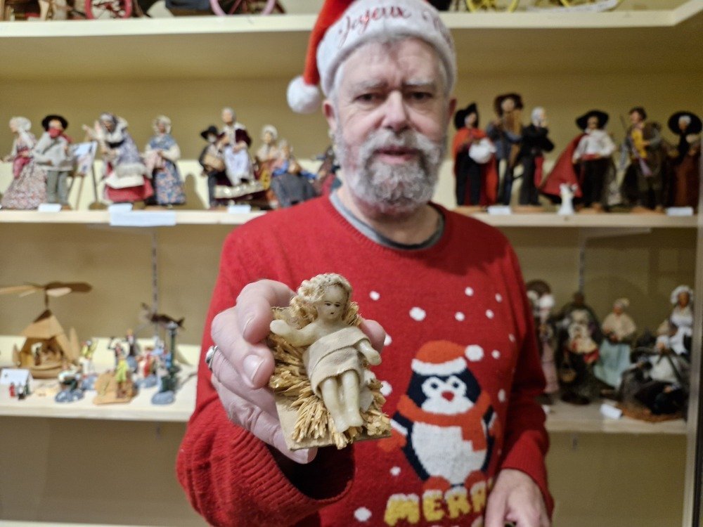 Ici, Gilles Belugou pr&eacute;sente la plus ancienne pi&egrave;ce de son mus&eacute;e. Cet Enfant J&eacute;sus en cire date de 1710, assure-t-il. L'immense majorit&eacute; des santons du mus&eacute;e, des santons de Provence, sont en argile.