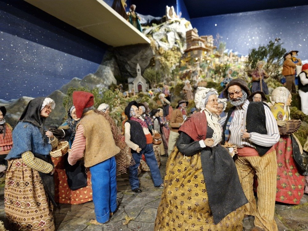 Au premier &eacute;tage se trouve l'une des plus belles pi&egrave;ces du mus&eacute;e avec des santons de toutes les tailles, arrang&eacute;s avec soin dans des sc&egrave;nes de la vie quotidienne et un paysage plus vrai que nature.