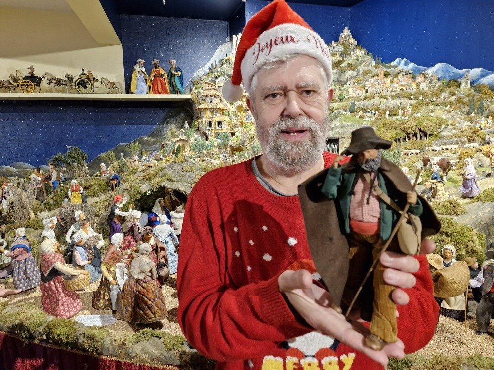 Gilles Belugou collectionne les santons depuis 1978. Chaque ann&eacute;e, il agrandit sa collection au fil de ventes aux ench&egrave;res et de s&eacute;jours en Provence sur les salons. Il conc&egrave;de y consacrer la majeure partie de ses &eacute;conomies.