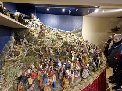 La taille de cette cr&egrave;che avec des santons tr&egrave;s vari&eacute;s impressionne les visiteurs.