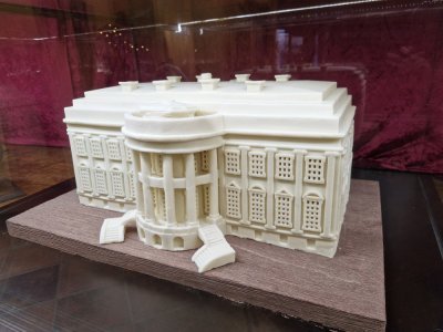 Autre pi&egrave;ce hors cadre du passionn&eacute;, cette Maison-Blanche en chocolat, qu'il a acquise dans une vente aux ench&egrave;res.