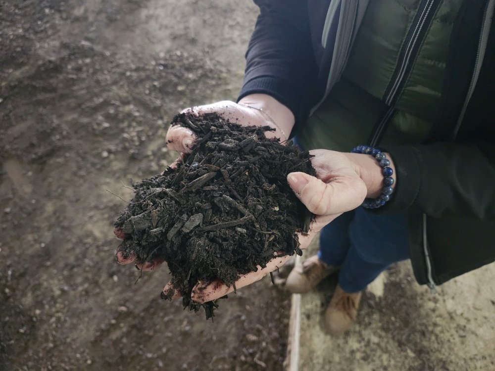 Les biod&eacute;chets transform&eacute;s en compost retrouvent les terres des agriculteurs et mara&icirc;chers.