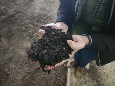 Les biod&eacute;chets transform&eacute;s en compost retrouvent les terres des agriculteurs et mara&icirc;chers.