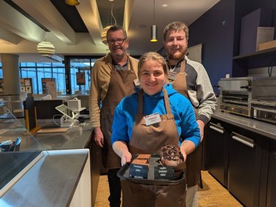 Des gourmandises et boissons attendent les lecteurs de la biblioth&egrave;que. - C&eacute;lia Caradec