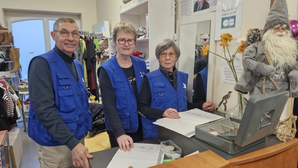 Daniel, Patricia et France organisent la distribution de colis alimentaires.