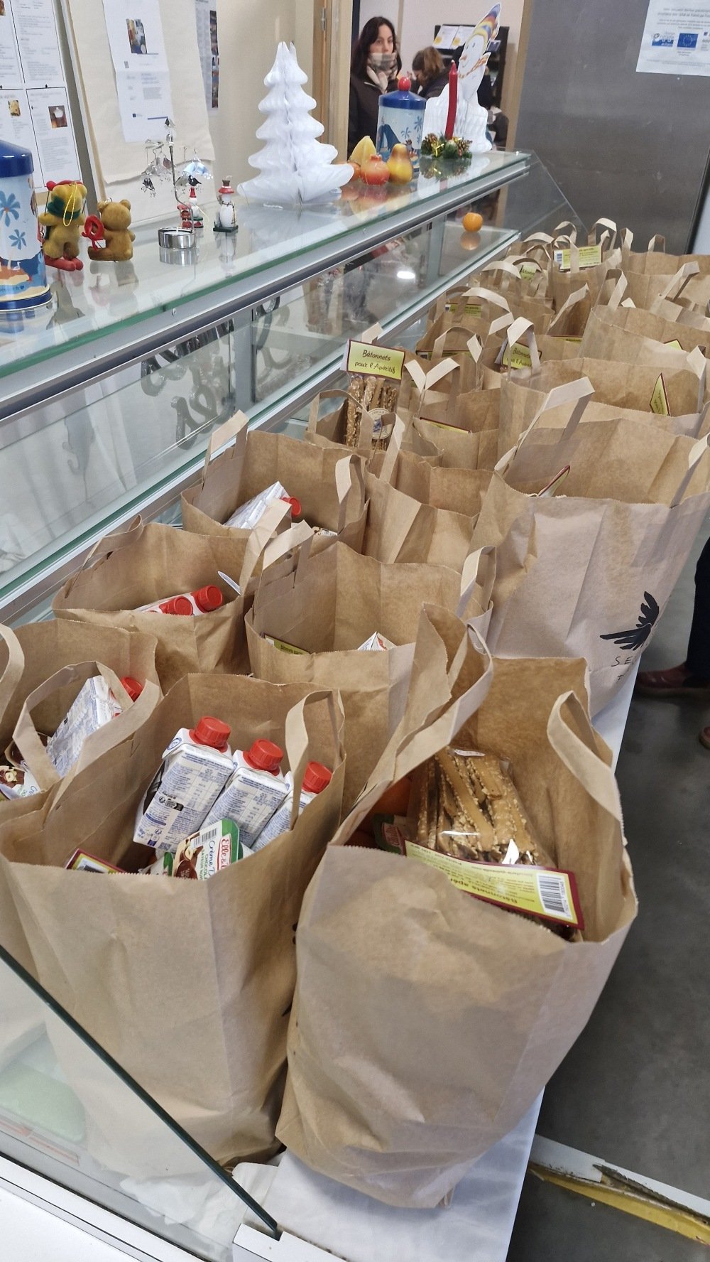 Pour No&euml;l, les b&eacute;n&eacute;voles de Valognes ont pr&eacute;par&eacute; un colis "festif" pour les b&eacute;n&eacute;ficiaires.