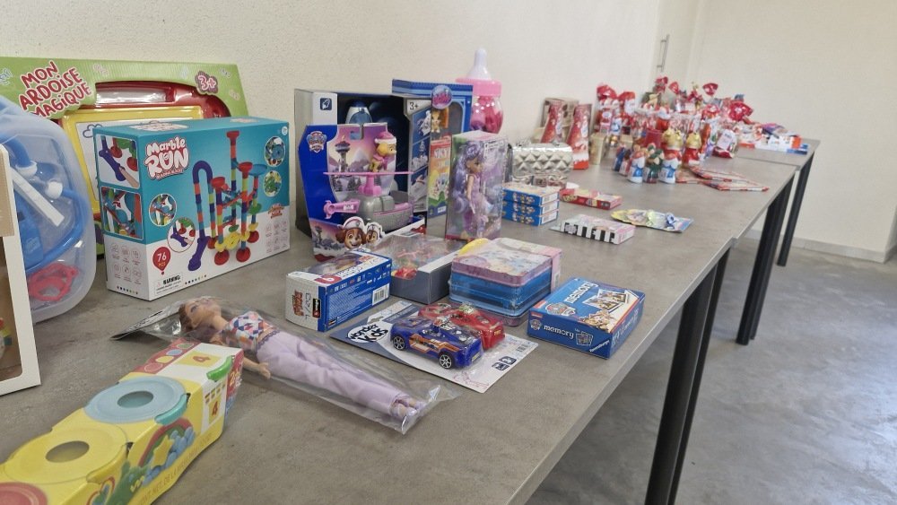 Les familles peuvent prendre un jouet neuf par enfant.