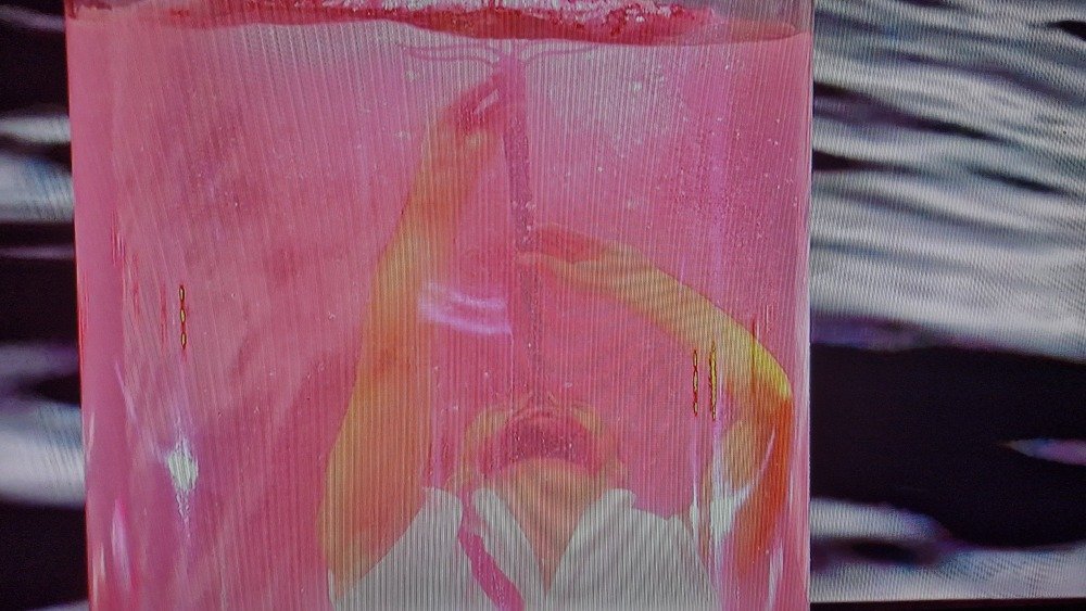 Il a r&eacute;alis&eacute; une premi&egrave;re mondiale : avaler un sabre en &eacute;tant sous l'eau.