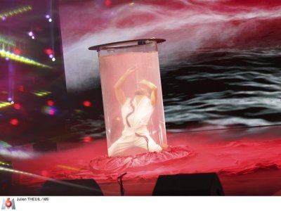 Il a r&eacute;alis&eacute; une premi&egrave;re mondiale : avaler un sabre en &eacute;tant sous l'eau. - Julien THEUIL / M6