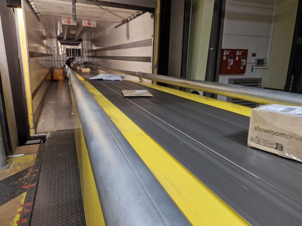 Lors de No&euml;l, le centre de tri de colis de La Poste voit sa charge de travail doubler, voire tripler.