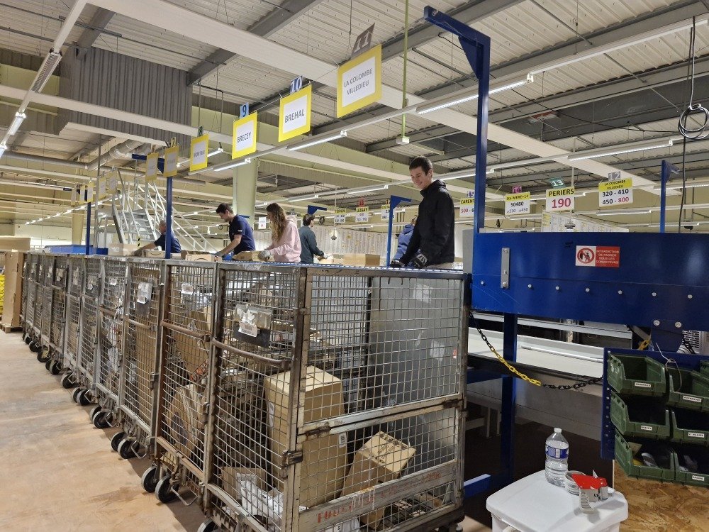 Ces casiers partent ensuite dans les villes o&ugrave; les facteurs vont les prendre en charge.