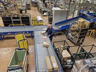 Tout est fait &agrave; la main, aid&eacute; par un tapis roulant. - Thibault Lecoq