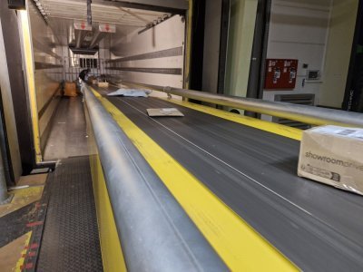 Lors de No&euml;l, le centre de tri de colis de La Poste voit sa charge de travail doubler, voire tripler. - Thibault Lecoq