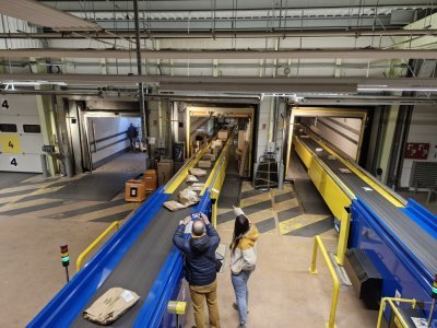 Les tapis roulants entrent dans les camions au fur et &agrave; mesure du d&eacute;chargement. Ils peuvent aussi se mettre &agrave; la taille des travailleurs pour r&eacute;duire les mouvements et la fatigue. - Thibault Lecoq