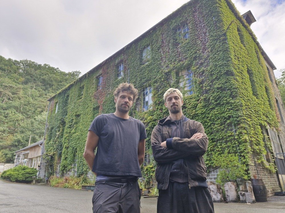 L&eacute;andre Gans et Simon Falgueires devant le Moulin de l'Hydre.