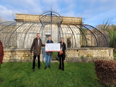 De g. &agrave; d. Jean-Pierre Husson (Fondation du patrimoine), Arnaud et B&eacute;reng&egrave;re de Pontac, devant la serre en cours de restauration. - Sylvie Gosselin