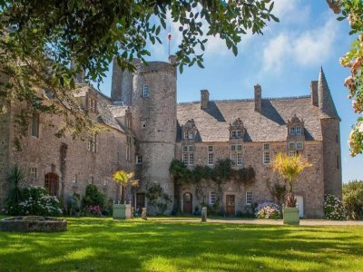 Le ch&acirc;teau de Vauville, retenu par le Loto du Patrimoine. - Jardin botanique de Vauville.