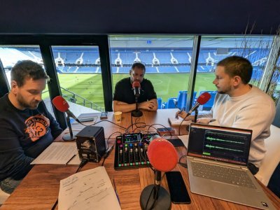 L'&eacute;quipe du D&eacute;brief a pos&eacute; ses micros au stade Oc&eacute;ane avant la tr&ecirc;ve hivernale. - C&eacute;lia Caradec