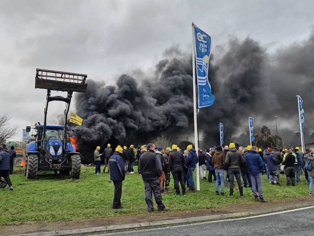 Des dizaines de manifestants se rassemblent.