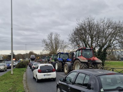 Les tracteurs sont arriv&eacute;s &agrave; Caen, au niveau du rond-point du Z&eacute;nith, ce jeudi 18&nbsp;d&eacute;cembre.