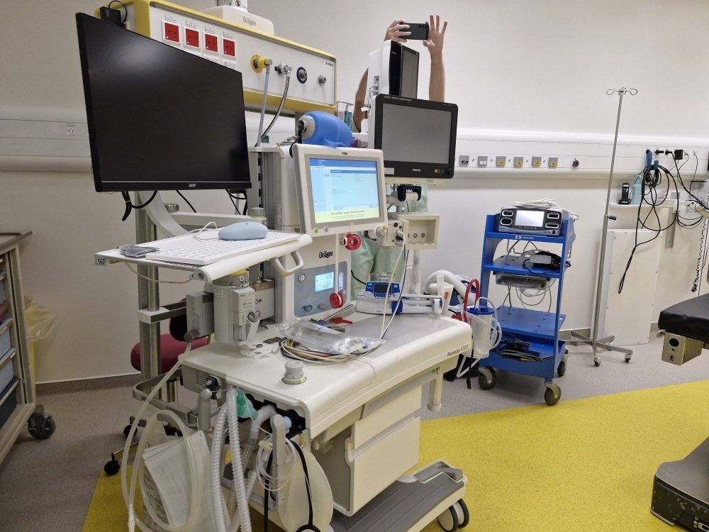 Le poste d'anesth&eacute;sie est plus ergonomique. On peut le d&eacute;placer et changer les &eacute;l&eacute;ments en panne qu'il y a dessus.